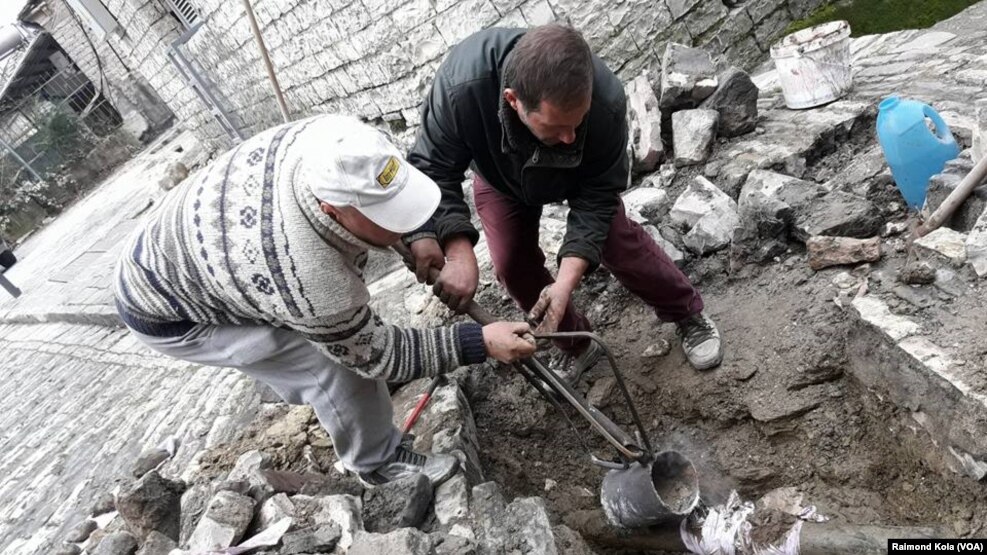 Shqipëri: moti i keq shkakton vdekjen e tre vetëve