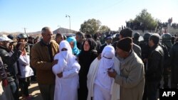 Mournere assiste aux funérailles de deux frères morts en creusant dans une mine de charbon abandonnée, à Jerada, à 60 km au sud-ouest d'Oujda, Maroc, 25 décembre 2017.