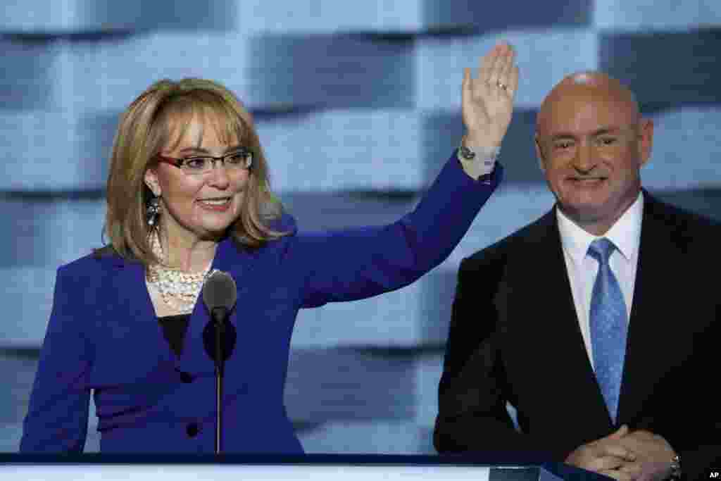 Mbunge wa zamani Gabby Giffords, D-Ariz., na mumewe rubani wa anga za juu Mark Kelly walizungumza wakati wa mkutano mkuu wa Philadelphia, July 27, 2016