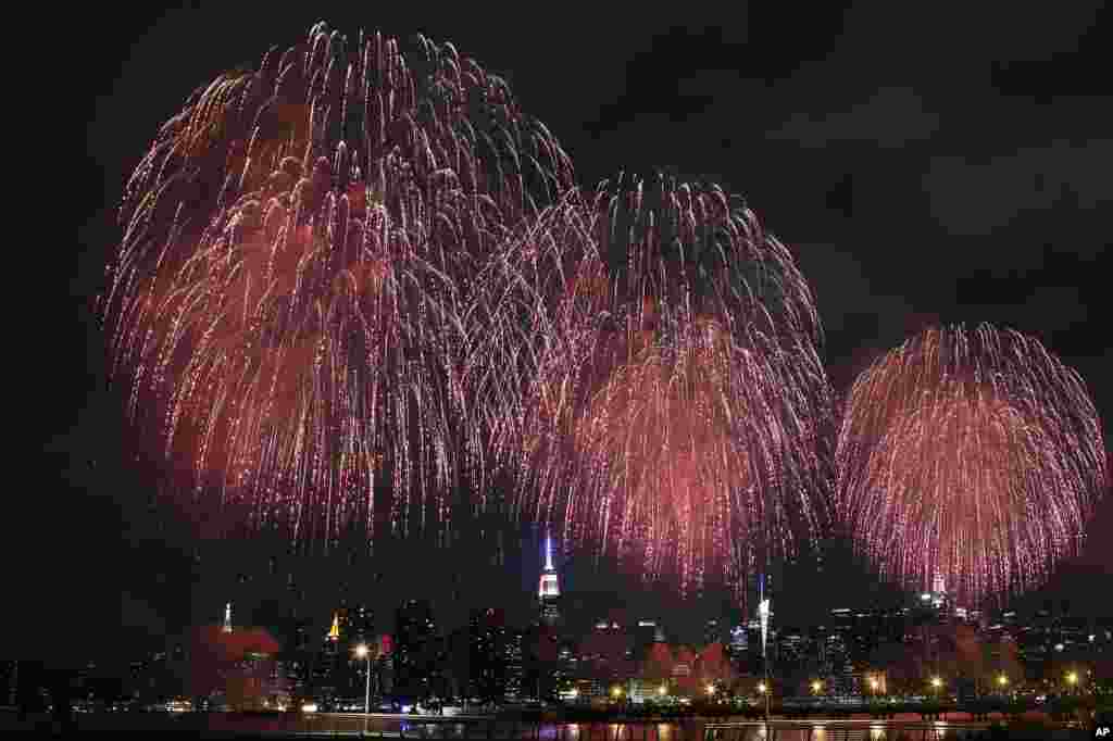 Fireworks explode over the East River in front of the Manhattan skyline as seen from Brooklyn borough of New York during the Macy&#39;s Fourth of July fireworks show, July 4, 2015.