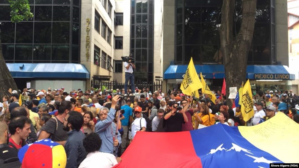 Manifestantes protestaron en las calles de Caracas, Venezuela, el miÃ©rcoles, 16 de mayo, de 2018, contra la elecciÃ³n presidencial convocada para el prÃ³ximo domingo.