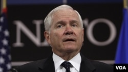 Menhan AS Robert Gates saat berbicara kepada media di Brussels (9/6).