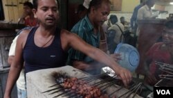 Beef kabab being grilled at a restaurant in a Muslim locality of Kolkata, Sept. 03, 2015. (Shaikh Azizur Rahman/VOA) 
