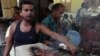 加尔各答一处穆斯林社区，人们在餐馆烧烤牛肉串。(美国之音拉赫曼拍摄)
