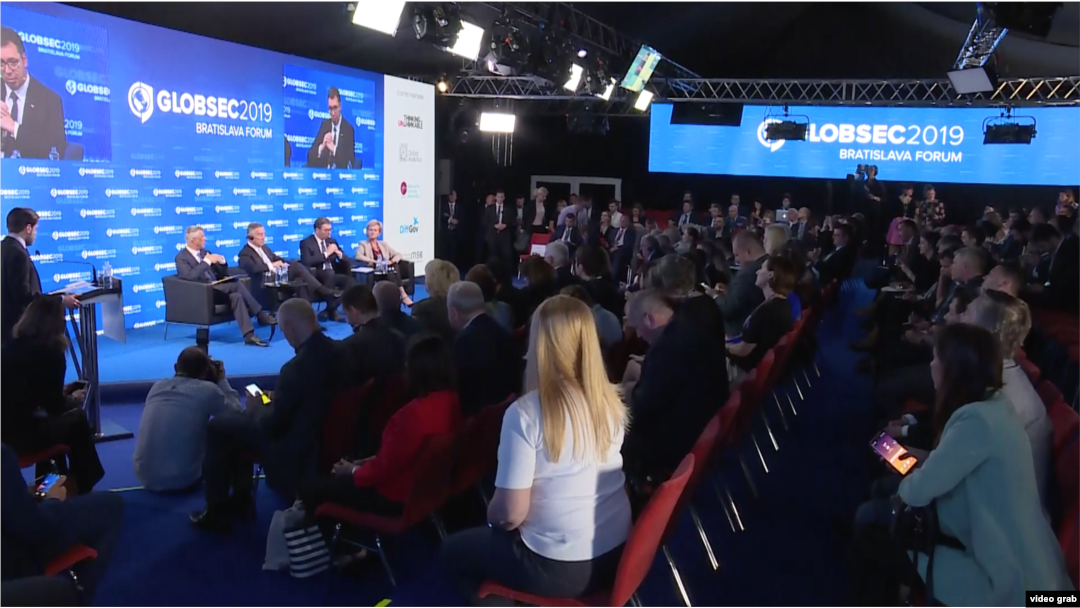 Predsednici (s leva) Kosova Hašim Tači, Crne Gore Milo Đukanović i Srbije Aleksandar Vučić na panelu koji je održan u petak u okviru konferencije GLOBSEC, u Bratislavi, 7. juna 2019.