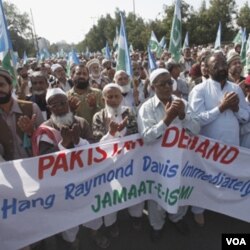 Para pendukung partai Jamaat-e-Islami melakukan unjuk rasa menuntut hukuman gantung bagi diplomat AS, Raymond Davis dalam protes di Karachi (30/1).