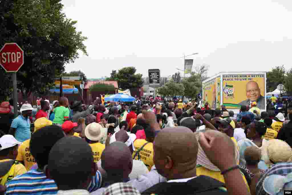 Crowds gather in Soweto, South Africa. (Hannah McNeish for VOA)