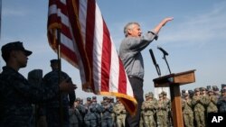 El secretario de Defensa, Chuck Hagel, habla a bordo del USS Ponce en Manama, Bahréin.