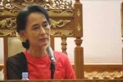 ိDaw Aung San Suu Kyi and Thura Shwe Mann meet together with burmese media group at Naypyi Daw. July 18, 2013 photo by VOA Burmese Service group