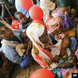 Perempuan menunggu perawatan medis di Camp Seyidka, kamp pengungsi, di Mogadishu, Somalia, 19 Agustus 2011. (Foto: AP)