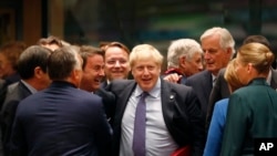 Firai Ministan Birtaniya Boris Johnson (tsakiya) tare da wasu kusoshin nahiyar turai a wani taro da suka yi a Brussels. APTOPIX Belgium EU Brexit
