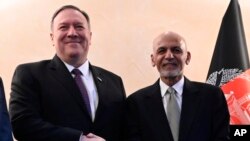 El secretario de Estado de EE.UU., Mike Pompeo, estrecha la mano del presidente afgano, Ashraf Ghani, durante la Conferencia de Seguridad en Munich, Alemania, el viernes, 14 de febrero de 2020.