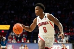 Bennedict Mathurin (0) ki jwe pou ekip basketbol Inivesite Arizona a, nan yon match kont ekip California Baptist, 18 Dec. 2021.
