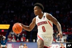 Bennedict Mathurin (0) ki jwe pou ekip basketbol Inivesite Arizona a, nan yon match kont ekip California Baptist, 18 Dec. 2021.