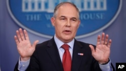 ທ່ານ Scott Pruitt ຫົວໜ້າອົງການຄຸ້ມຄອງສິ່ງແວດລ້ອມ ຂອງສະຫະລັດ ພວມຖະແຫຼງຕໍ່ສື່ມວນຊົນ