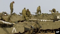 以色列军人在以色列南部加沙边界附近的坦克上