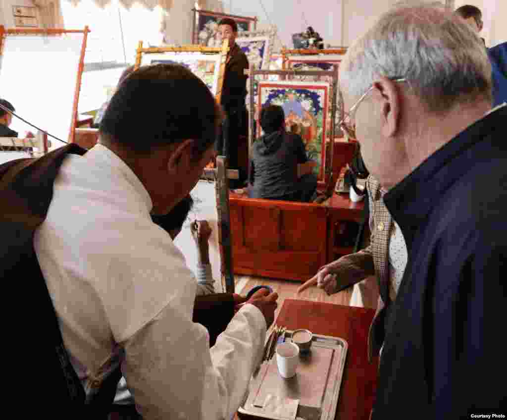 布兰斯塔德大使在拉萨唐卡画院观看艺术家作画。