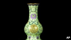 The Qing dynasty yellow-ground vase that fetched US$32.5 million at a Hong Kong auction this week, 08 Oct 2010