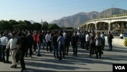 Workers of Iran's HEPCO industrial complex stage a protest near a railway line in the western city of Arak on May 21, 2018 (ILNA/VOA)