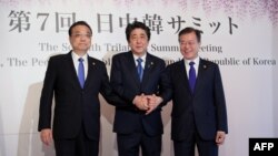 지난해 5월 도쿄 아카사카 영빈관에서 열린 한일중 정상회담에 앞서 리커창 중국 총리(왼쪽부터), 아베 신조 일본 총리와 문재인 한국 대통령이 기념 촬영을 했다.