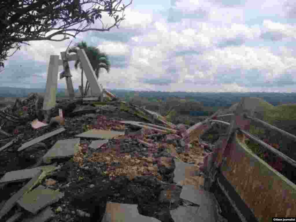 La imagen muestra los daños causados por el terremoto en Bohol, Filipinas este martes 15 de octubre de 2013. (Foto cortesía de Robert Michael Poole)