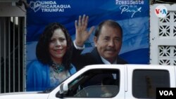 Un rótulo de la pareja gobernante en Nicaragua, Daniel Ortega y Rosario Murillo, en una pared de Managua. Foto VOA.