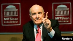 Jack Welch, con su impetuoso estilo, influyó en las escuelas de negocios de Estados Unidos, En la foto durante una charla en el Massachusett Institute of Technology (MIT) en abril del 2005. Foto Reuters