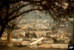 Residencias arrasadas a lo largo de una cuadra en Paradise, California, después del incendio Camp Fire, el lunes 12 de noviembre de 2018. (Foto AP / Noah Berger)