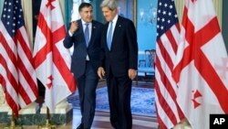 Михаил Саакашвили и Джон Керри в здании Госдепартамента США в Вашингтоне. 5 мая 2013 г.