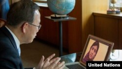 Sekjen PBB Ban Ki-moon berbincang dengan Malala Yousufzai melalui Skype (5/4).