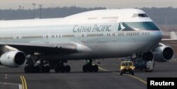 Pesawat Boeing B747-400 milik maskapai penerbangan Cathay Pacific di bandara internasional Frankfurt, Jerman, 21 Februari 2012. (Foto: dok).