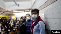 홍콩 온라인매체 '시티즌뉴스'의 크리스 영(오른쪽) 창립자와 데이지 리(가운데) 편집국장이 3일 취재진 앞에서 폐간 결정에 관해 설명하고 있다.