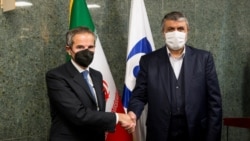 라파엘 그로시 IAEA 사무총장과 모하마드 에슬라미 신임 이란 원자력청장이 23일 악수를 나누고 있다.