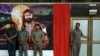 گورمیت رام رحیم سینگ، یک گورو (مرشد هندو) ۵۰ ساله و مشهور در هند است. سربازان جلوی دیواری با عکس او ایستاده اند. 