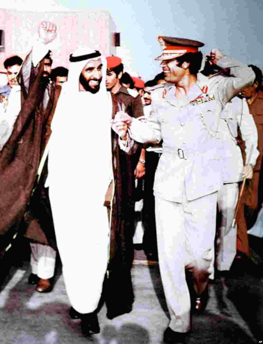 Qaddaafi oo Libya ku soo dhaweynaya Sheikh Zayed bin Sultan al-Nahyann 1979, (AFP).