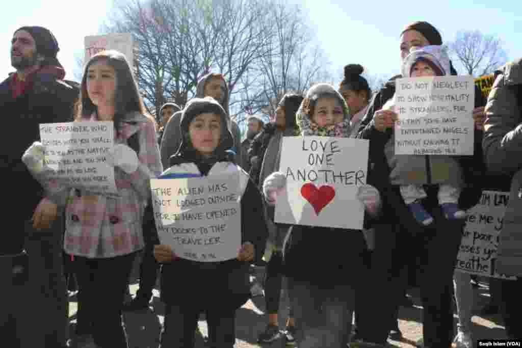 Despite the cold weather, families with children participated in support of immigrants and refugees, Feb. 4, 2017, in Washington, D.C. (S. Islam/VOA)