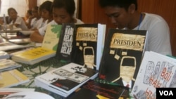 Buku "Surat Untuk Presiden" serta buku-buku karya para siswa siswi SMUN 3 Denpasar lainnya. (VOA/Muliarta)