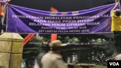 Spanduk pelaksanaan PPKM Mikro di Jakarta. (Foto: VOA/Indra)