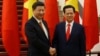 Chinese President Xi Jinping, left, poses for a photo with Vietnam's Prime Minister Nguyen Tan Dung before their meeting at the Government Office in Hanoi, Nov. 5, 2015. 