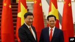 រូបថតឯកសារ៖ ប្រធានាធិបតីចិន Xi Jinping (ឆ្វេង) ថតរូប​ជាមួយ​នាយករដ្ឋមន្ត្រីវៀតណាម ​Nguyen Tan Dung ​មុន​ពេល​កិច្ច​ប្រជុំ​របស់​ពួក​អស់លោក នៅ​ក្នុង​ទីក្រុង​ហាណូយ​ ប្រទេស​វៀតណាម កាលពីថ្ងៃទី៥ ខែវិច្ឆិកា ឆ្នាំ២០១៥។