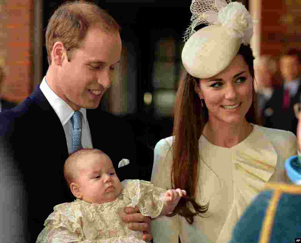 Pangeran William, Kate Duchess of Cambridge dan putra mereka Pangeran George tiba di Kapel Royal di Istana St. James di London untuk pembaptisan bayi berusia tiga bulan itu. (AP/John Stillwell) 