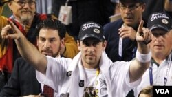 Quarterback Green Bay Packers, Aaron Rodgers merayakan kemenangan timnya atas Pittsburgh Steelers dalam pertandingan final Super Bowl XLV di Arlington, Texas, Minggu malam 6 Februari 2011.