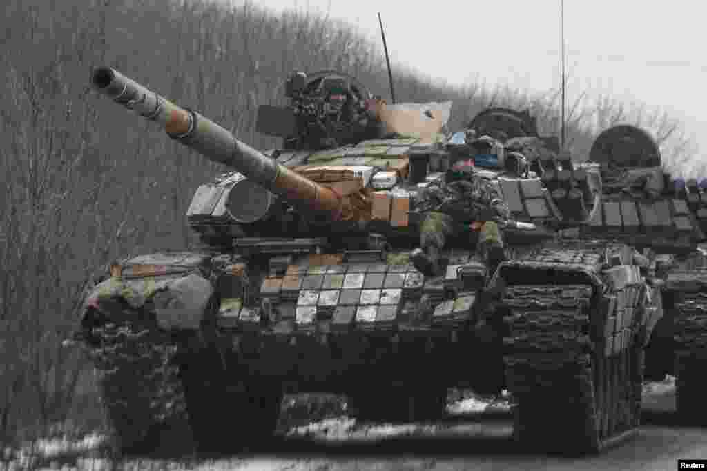 Özünü Donetsk xalq Respublikası adlandıran hərbi dəstənin döyüşçüsü - Uqleqorsk, 6 fevral, 2015.