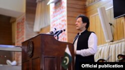عمران خان در حال سخنرانی در پارلمان ناحیهای در مظفرآباد، روز چهارشنبه و مقارن با روز استقلال پاکستان