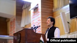 PM Pakistan Imran Khan memberikan pidato di depan parlemen Kashmir Pakistan di Muzaffarabad hari Rabu (14/8).
