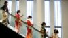 Des femmes empruntent un escalator à Tokyo, au Japon, le 10 janvier 2022.