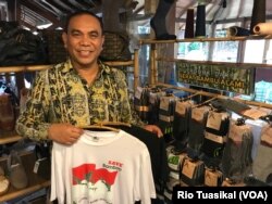 Managing Director Bamboo Studio by Parker, Taufiq Rahman, memamerkan baju, kaus kaki, dan sepatu dari bahan serat bambu, dalam ajang "Bambu is Wonderful" di Bandung, Senin (26/11) sore. (Foto: VOA/Rio Tuasikal)