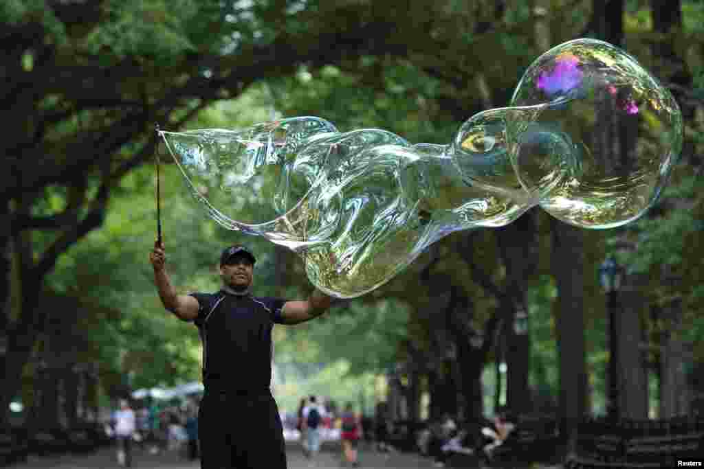 Artist Manny Ford performs with soap bubbles in New York City&#39;s Central Park. 