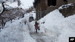  افغانستان کې یو شمیر ولایتونو کې د حوت د میاشتې له پیل راهیسې واورې او بارانونه شوي چې له امله یې لږترلږه ۳۶ کسان مړه شوي دي.(عکس ارشیف).