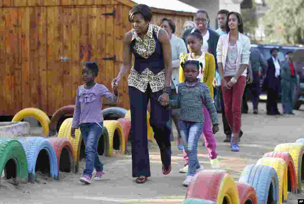 Michelle Obama com crianças do Centro Comunitário de Emthonjeni, nos arredores de Joanesburgo.